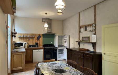 G&icirc;te n&deg;G221768 Ainay-le-Ch&acirc;teau - Allier - Les remparts dans l'Allier en Auvergne.