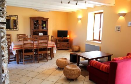 G&icirc;te n&deg;G11133 Saint-Sauvier - Allier - G&icirc;te La Br&ucirc;lette &agrave; Saint-Sauvier, dans l'Allier en Auvergne. S&eacute;jour et salle &agrave; manger spacieux et confortables
