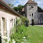 La maison &agrave; gauche dans la cour d'arriv&eacute;e
