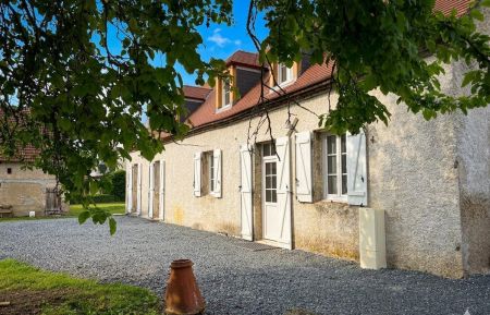 G&icirc;te n&deg;G262095 Rong&egrave;res - Allier - G&icirc;tes dans l'Allier en Auvergne, modifi&eacute; avec l'IA pour l'ajout d'un ciel bleu.