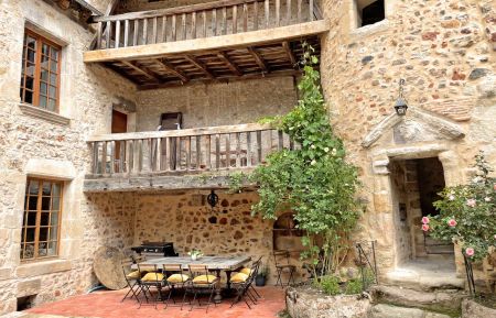 G&icirc;te n&deg;G11728 H&eacute;risson - Allier - G&icirc;te de l'Ancien Coll&egrave;ge &agrave; H&eacute;risson Allier en Auvergne