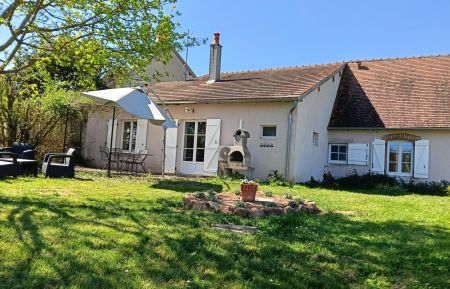 G&icirc;te n&deg;G11079 ST-BONNET-TRONCAIS - Allier - La Hulotte - Terrasse c&ocirc;t&eacute; sud est